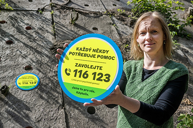 Jak snížit počet sebevražd na železnicích. Pomoci mají speciální cedule u tratí