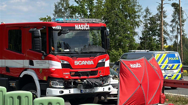 Tragédie na dálnici D6: Upadlé kolo způsobilo nehodu, nepřežili dva lidé