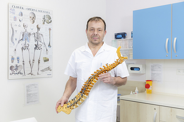 V ambulanci přibývá dětí s nespecifickými bolestmi zad. Důvodů je víc, říká primář