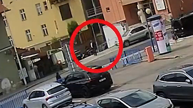 Srazil bratra autem, pak ho zbil golfovou holí. Pokus o vraždu míří k soudu