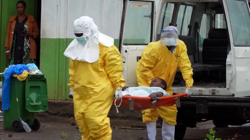 Úřady pátrají po šestileté dívce nakažené ebolou. V Kongu ji unesla skupina mužů s noži