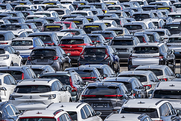 Proč vaše auto ve městě nevítají? Do letních veder jim přivážíte další teplo