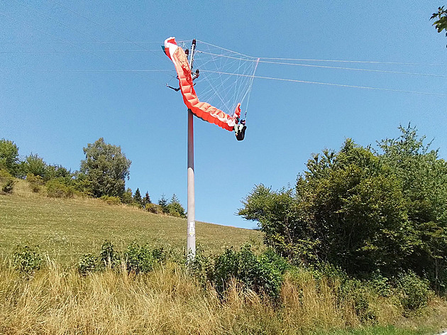 Paraglidista uvázl v elektrickém vedení, z desetimetrové výšky mu pomohli hasiči