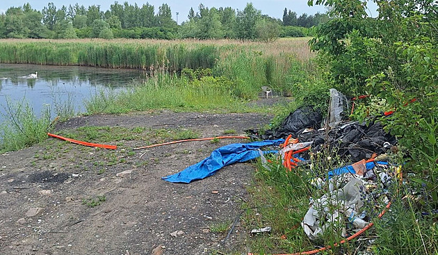 Města stojí černé skládky miliony. Viníky odhalují kamery i strážníci