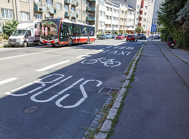 Takový prostor tady už auta nepotřebují. Cyklisté a MHD dostali vlastní pruh