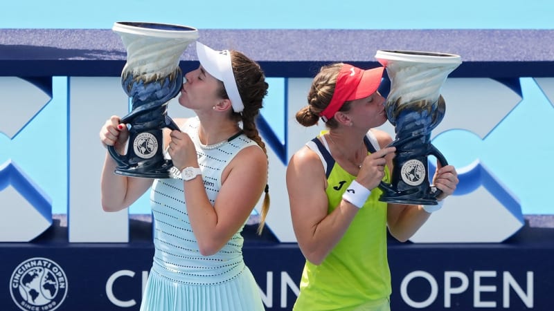 Tenistky Linda Nosková a Marie Bouzková ovládly Cincinnati. Získaly titul ve čtyřhře