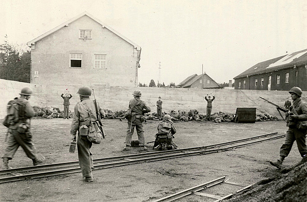 Američané spatřili hromady mrtvol a ztratili nervy. V Dachau postříleli esesáky