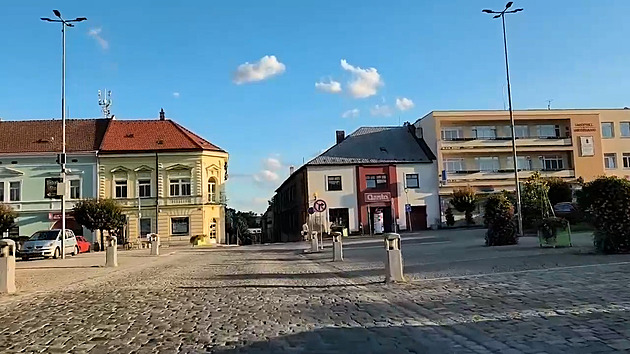 Lidé chtěli na zadlážděném průjezdu městem asfalt, nakonec se dočkají menších kostek